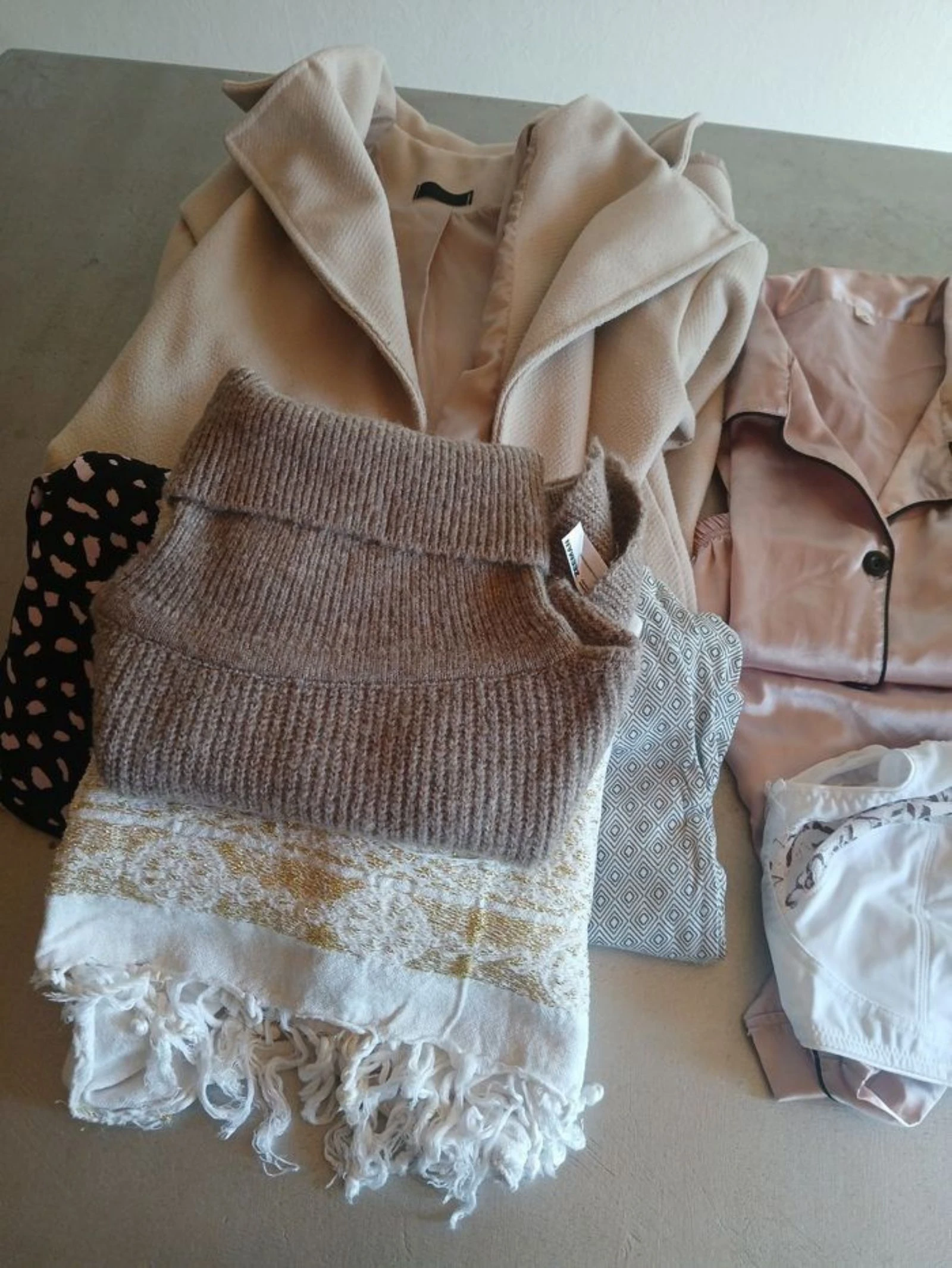 22-piece women's clothing lot ideal for resellers – photo 2